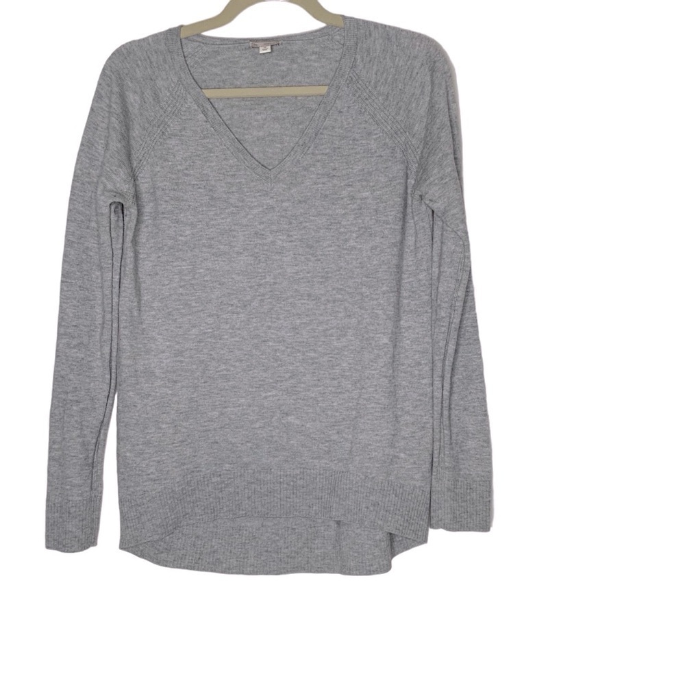 Gap-light grey V neck sweater with long sleeves. Size XS